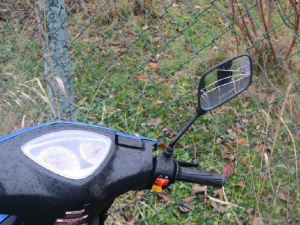 Opilý cyklista narazil do auta, motorkář sletěl do příkopu. Oba nadýchali 2,5 promile