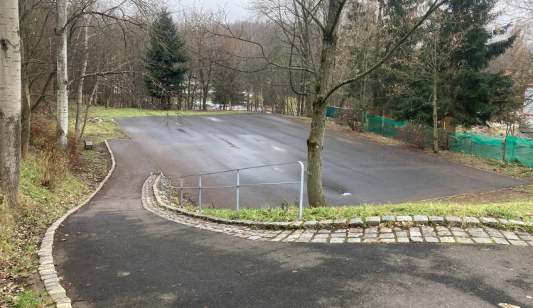 Asfaltové hřiště na Králově Háji čeká proměna. Nadchnout má děti i jejich dozor