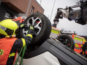 Při nehodě v Radvanicích skončil osobní vůz na střeše