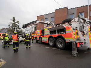 Při nehodě v Radvanicích skončil osobní vůz na střeše