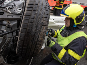Při nehodě v Radvanicích skončil osobní vůz na střeše