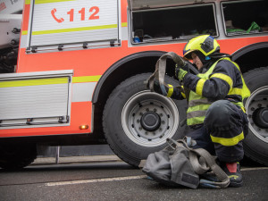 Při nehodě v Radvanicích skončil osobní vůz na střeše