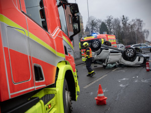 Při nehodě v Radvanicích skončil osobní vůz na střeše