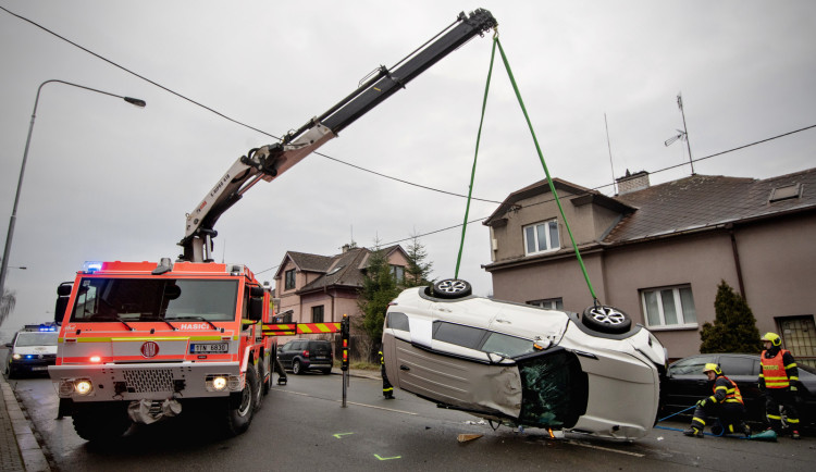 Při nehodě v Radvanicích skončil osobní vůz na střeše.