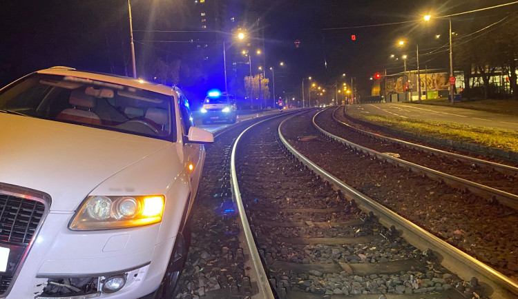 V Ostravě vjelo bílé audi do tramvajového kolejiště. Policie hledá svědky
