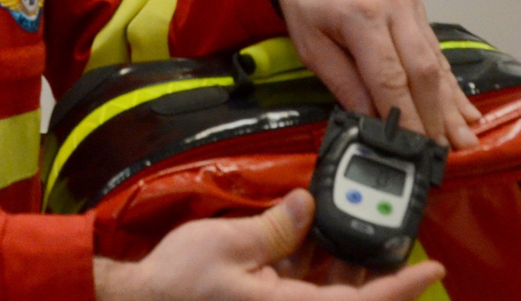 Muž měl závratě a mdloby, záchranáři rychle zjistili výskyt oxidu uhelnatého