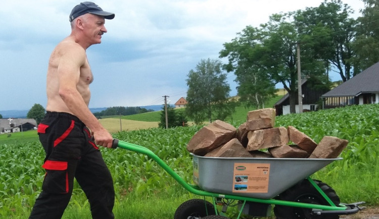 Fenomén Motúčko: Český nápad, který mění pravidla práce na zahradě i stavbě