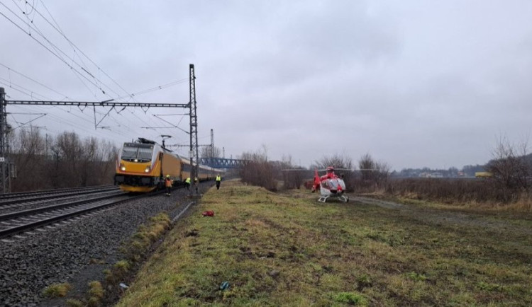 Vlak u Hranic srazil člověka, letěl pro něho vrtulník. Hasiči evakuovali stovku cestujících