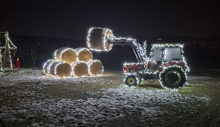 Někde zdobí stromeček, jinde zase traktor. V Těšínově pojali advent originálně