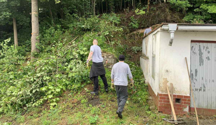 Úklid i práce s lopatou a krumpáčem. Vězni pomáhali se zvelebováním Liberce
