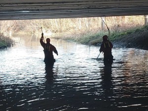 Promyšlená vražda na Frýdecko-Místecku. Zardoušenou ženu našli v potoce