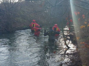 Promyšlená vražda na Frýdecko-Místecku. Zardoušenou ženu našli v potoce