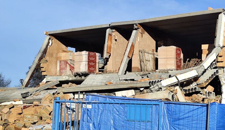 Stavba za 30 milionů skončila v troskách. V jachetním klubu u Lipna se zřítila část budovy