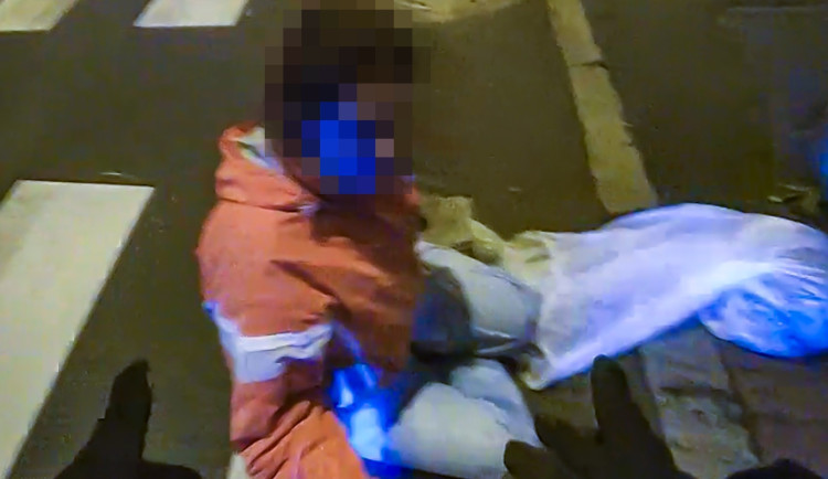 Na silnici ležela epileptička v nemocničním oblečení, na krku i na rukou měla vpichy