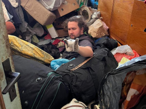 Dobrovolníci pomáhají lidem zavaleným odpadky. Rozbité auto jim ale práci překazilo