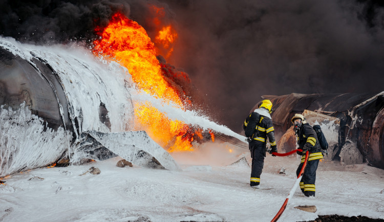 Hasič Petr Andráško dobývá Czech Press Photo. Boduje s fotkami z havárie vlaku s benzenem