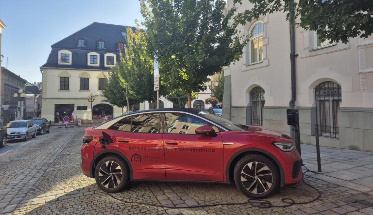 Sdílené elektroauto v Šumperku zaujalo. V říjnu vynášelo pětistovku denně