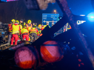 D56 u Paskova blokuje vážná nehoda: kamionu praskla pneumatika, způsobil sérii střetů