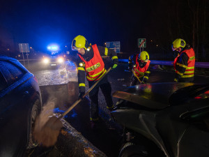 D56 u Paskova blokuje vážná nehoda: kamionu praskla pneumatika, způsobil sérii střetů