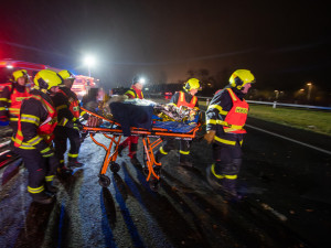 D56 u Paskova blokuje vážná nehoda: kamionu praskla pneumatika, způsobil sérii střetů