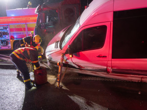 D56 u Paskova blokuje vážná nehoda: kamionu praskla pneumatika, způsobil sérii střetů