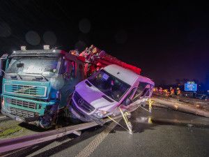 D56 u Paskova blokuje vážná nehoda: kamionu praskla pneumatika, způsobil sérii střetů