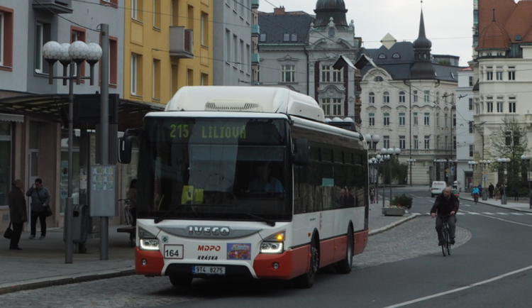 Opava zlevňuje cestování seniorům. Lidé nad 65 let budou jezdit MHD zdarma