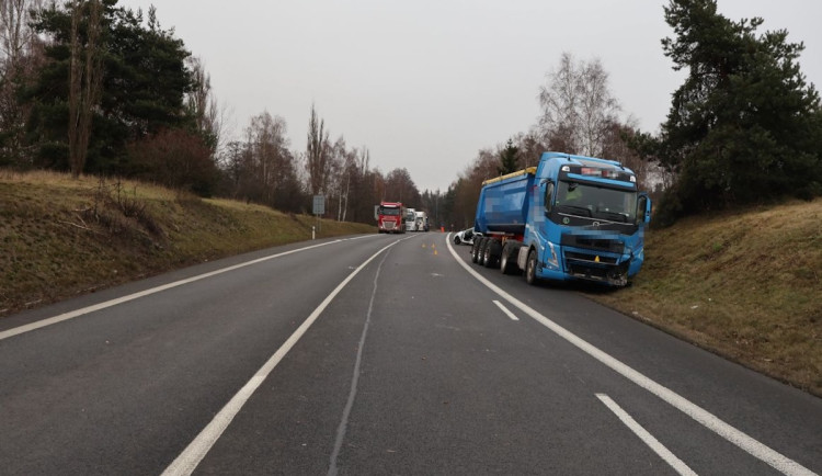 U Varů se srazilo osobní auto s nákladním, zraněného řidiče transportoval vrtulník