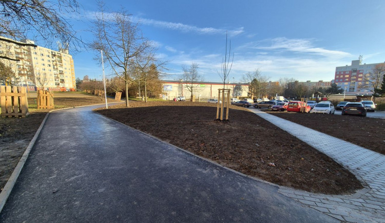 Sídlištní vnitroblok prošel revitalizací za 5,3 milionu, nabízí bezpečnější cesty