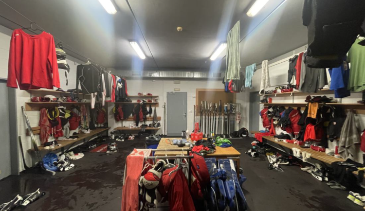 Chtěl se „jen podívat na hokej“. Recidivista místo toho vykradl šatny hokejistů v Opavě