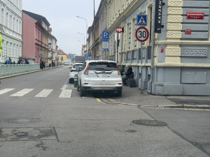 Překáží vám špatně zaparkované auto? Zavolejte policii, nadávat vám uleví, ale nepomůže