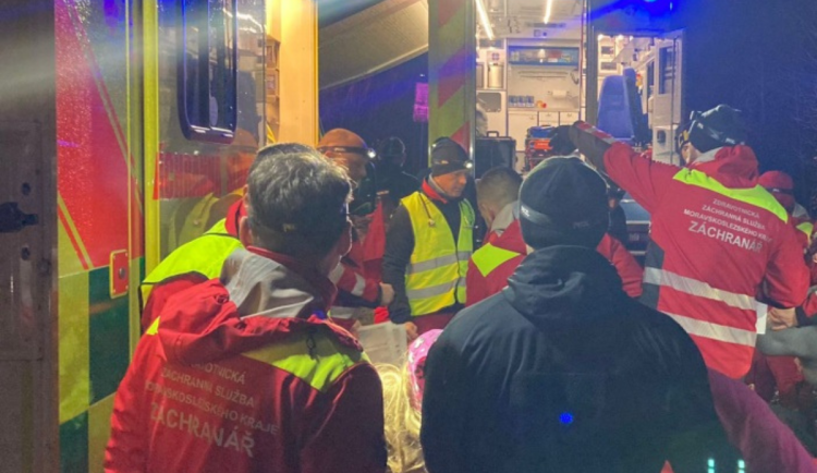 Záchranáři bojovali o život muže při požáru v Třinci. Resuscitace trvala 25 minut