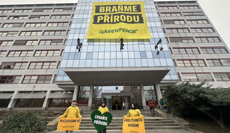 VIDEO: Na budovu ministerstva životního prostředí vylezli demonstranti, zasahovala policie
