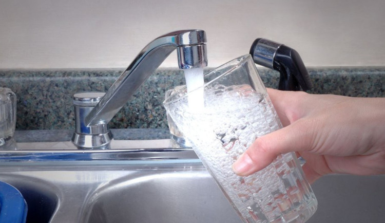 Voda zdraží o korunu a půl. Není možné udržet cenu, prohlásil náměstek Popelka