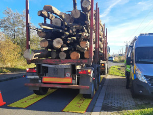 Řidič kamionu se vydával za příbuzného. Policisté řešili další vážné prohřešky