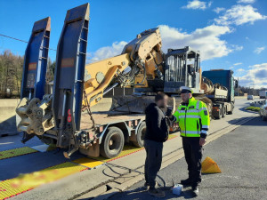 Řidič kamionu se vydával za příbuzného. Policisté řešili další vážné prohřešky