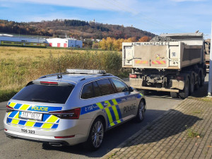 Řidič kamionu se vydával za příbuzného. Policisté řešili další vážné prohřešky