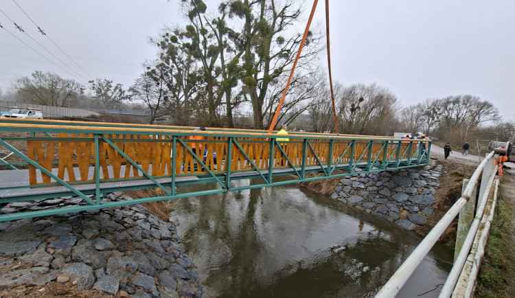 Nesmíme jezdit po mostě? Tak si postavíme svůj, Mohelnice má novou lávku přes Moravu