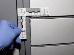 Vloupání jim nevyšlo. Od zásilkových boxů odešli s prázdnou, rovnou do rukou policie