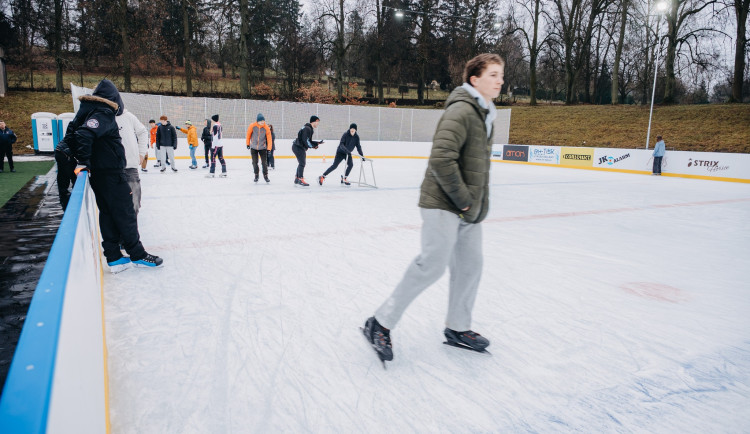 Městská policie v Hořicích si došlápne na špatně zaparkovaná auta u kluziště