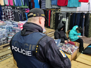 Muž na tržnici v Ostravě při kontrole přeskočil plot, další se schovával za krabicí