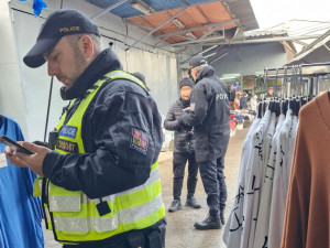 Muž na tržnici v Ostravě při kontrole přeskočil plot, další se schovával za krabicí