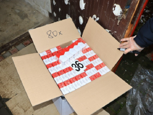 FOTO: Kriminalisté odhalili garáž plnou nekolkovaných cigaret a 350 tisíc v hotovosti