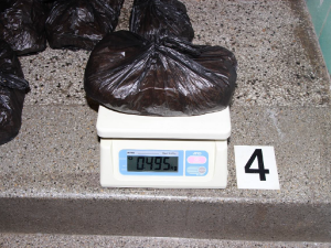 FOTO: Kriminalisté odhalili garáž plnou nekolkovaných cigaret a 350 tisíc v hotovosti