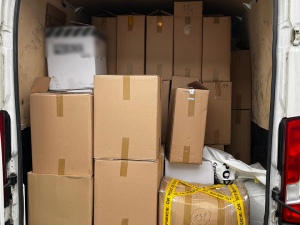 FOTO: Kriminalisté odhalili garáž plnou nekolkovaných cigaret a 350 tisíc v hotovosti