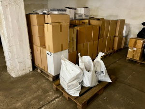 FOTO: Kriminalisté odhalili garáž plnou nekolkovaných cigaret a 350 tisíc v hotovosti