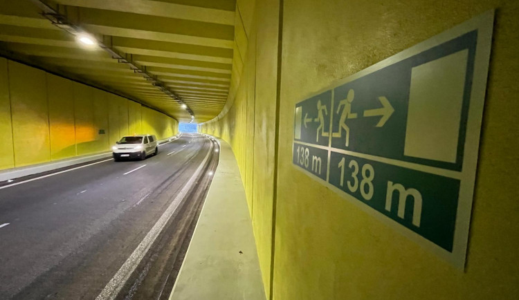 Tunel se po dlouhé opravě otevírá. Už příští rok ŘSD na průtahu chystá další omezení