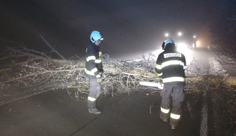 Námraza komplikuje dopravu v jižních Čechách. Hasiči evidují desítky zásahů