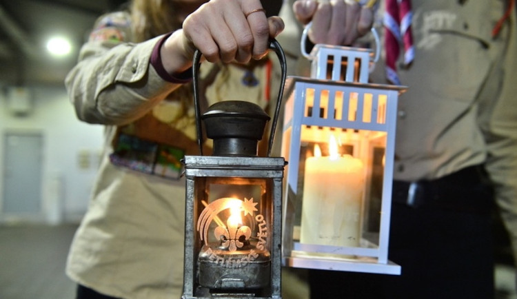 Betlémské světlo poprvé vyjede plzeňskou tramvají na Štědrý den