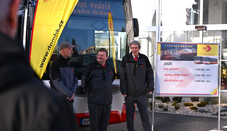 Hradecký dopravní podnik ocenil řidiče, kteří najeli přes milion kilometrů bez nehody